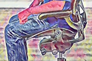 Sentado en una silla con los pies apoyados en el suelo